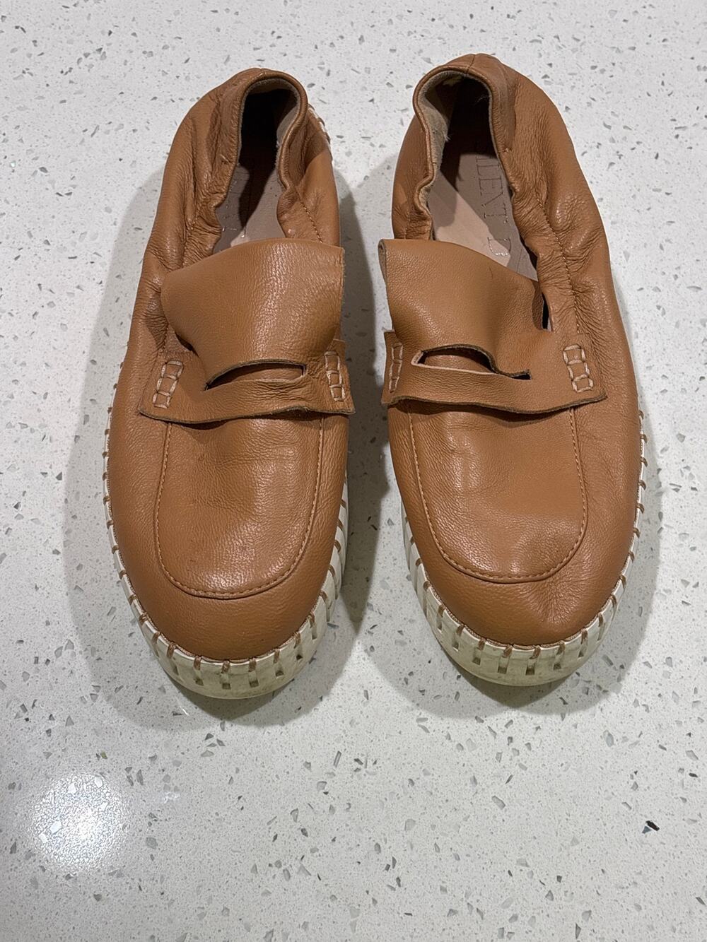 Silent d women’s slip ons size 6